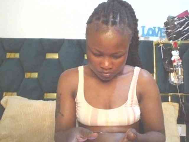 QueenIvy35 webcam