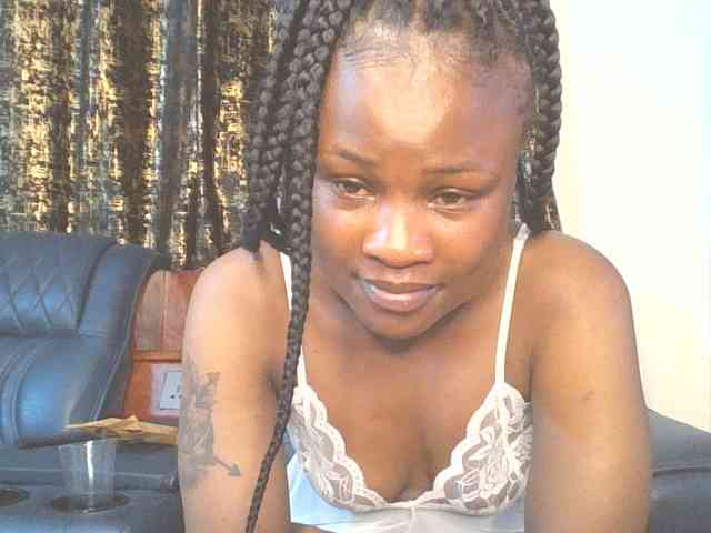 QueenIvy35 webcam