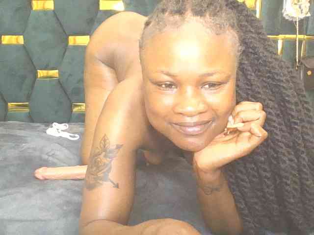 QueenIvy35 webcam