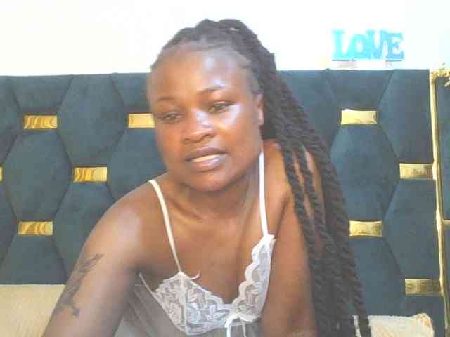 QueenIvy35 webcam