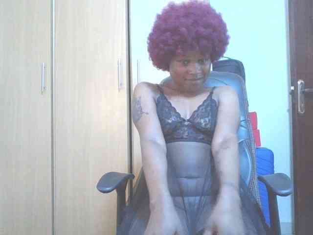 QueenIvy35 webcam