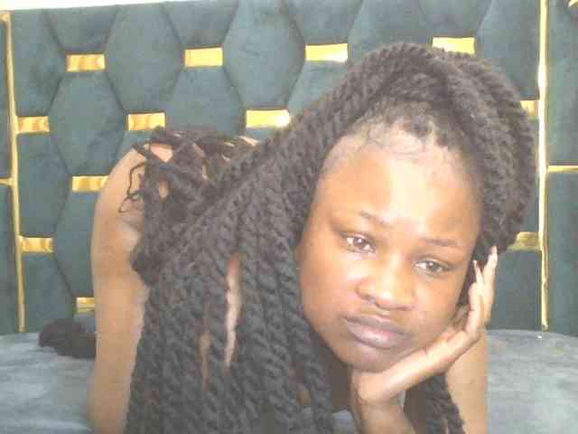 QueenIvy35 webcam