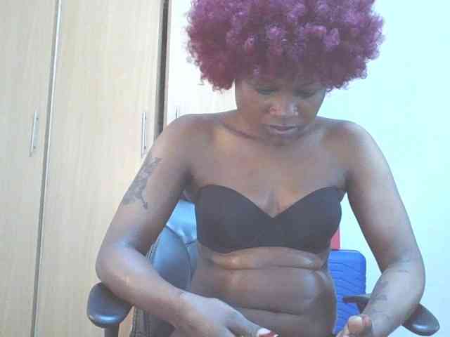 QueenIvy35 webcam