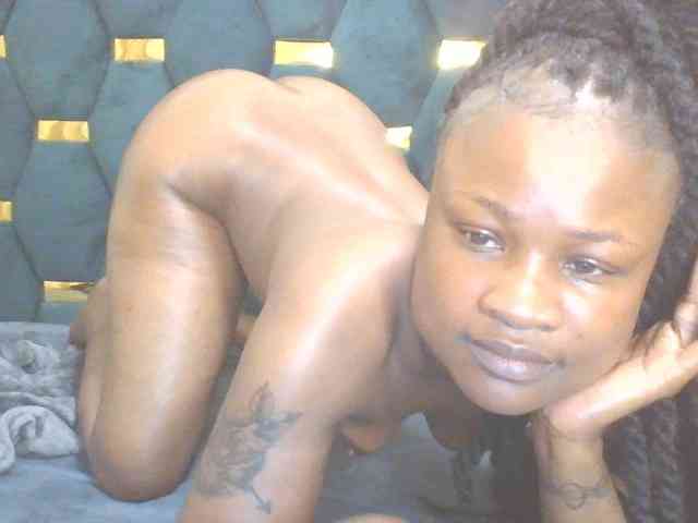 QueenIvy35 webcam