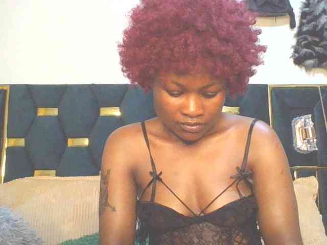 QueenIvy35 webcam