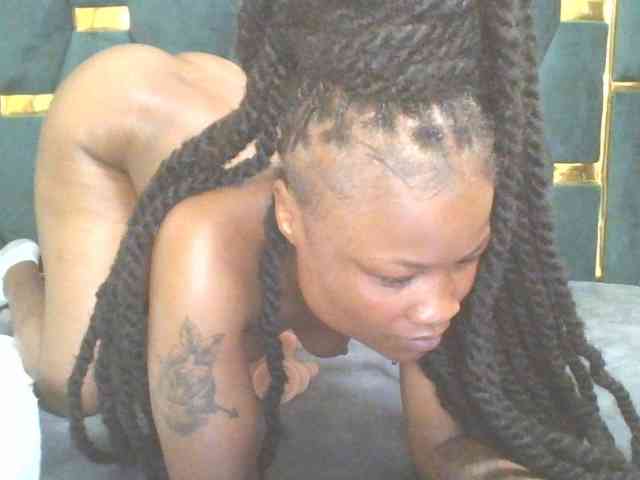 QueenIvy35 webcam