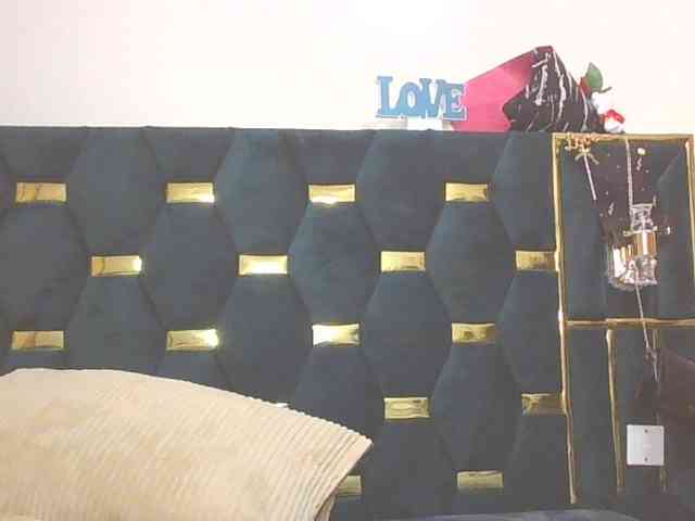 QueenIvy35 webcam