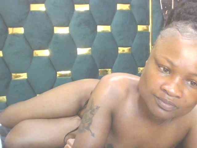 QueenIvy35 webcam
