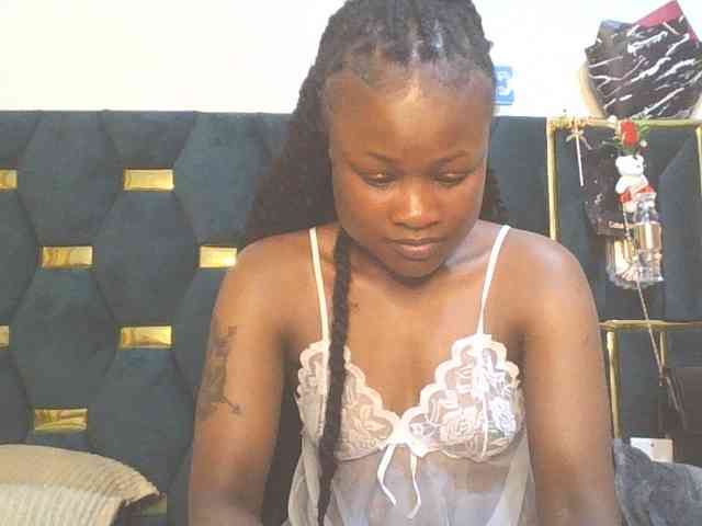 QueenIvy35 webcam