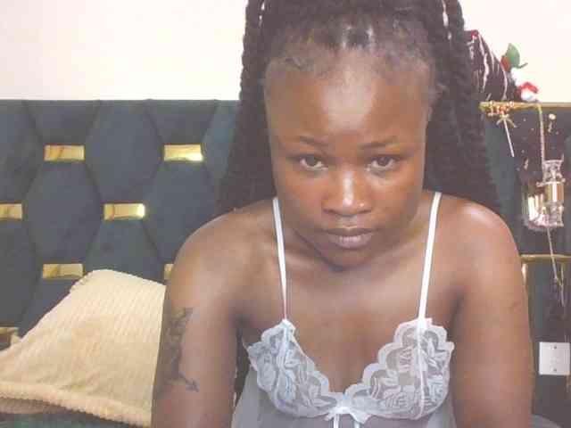 QueenIvy35 webcam