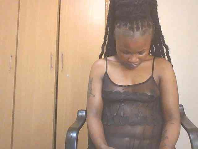 QueenIvy35 webcam