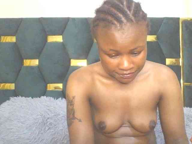 QueenIvy35 webcam