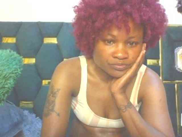 QueenIvy35 webcam