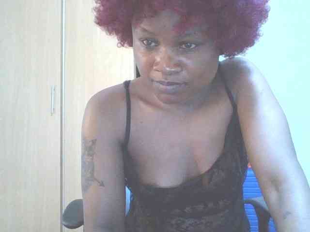 QueenIvy35 webcam