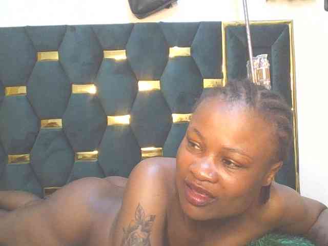 QueenIvy35 webcam