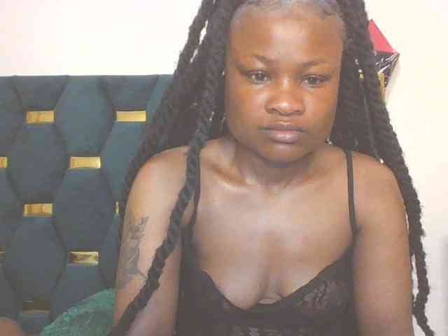 QueenIvy35 webcam
