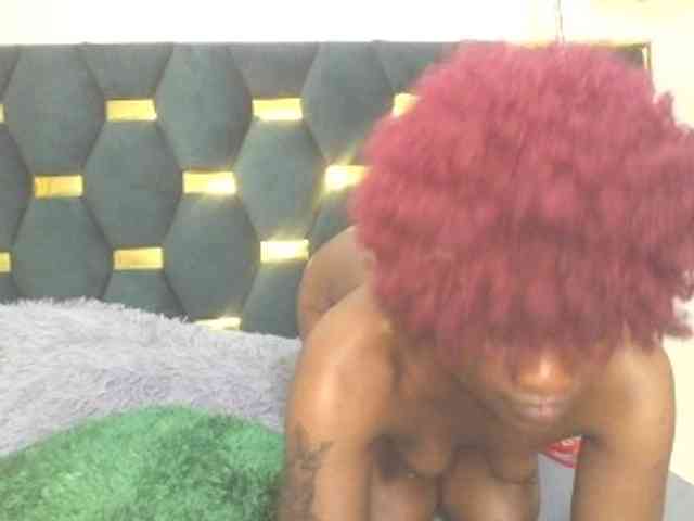 QueenIvy35 webcam