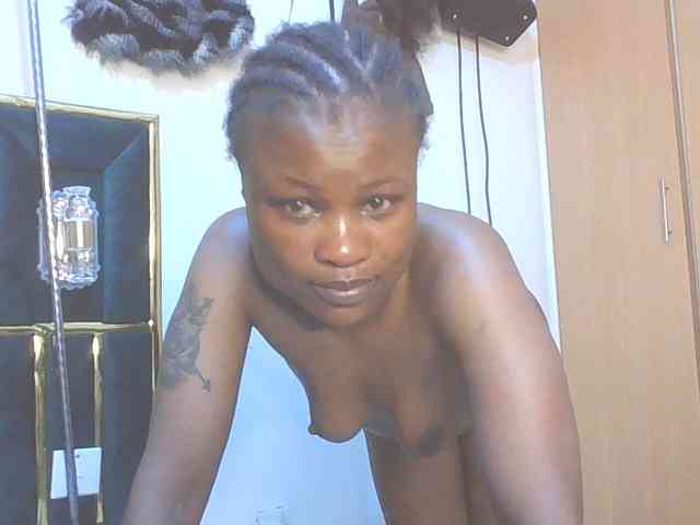 QueenIvy35 webcam