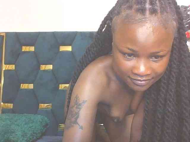 QueenIvy35 webcam