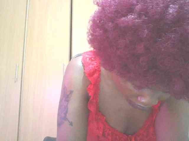 QueenIvy35 webcam