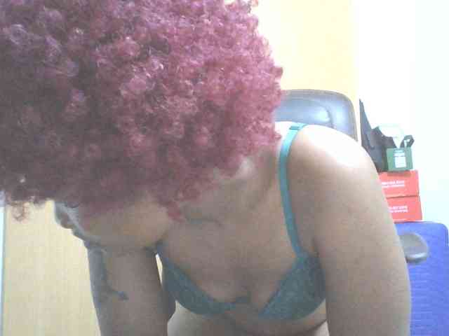 QueenIvy35 webcam