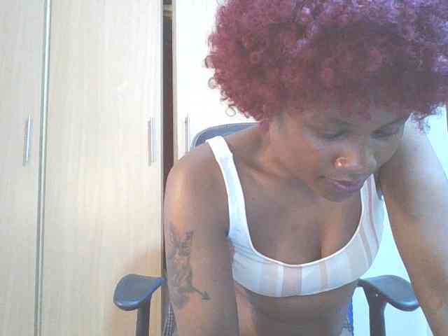 QueenIvy35 webcam