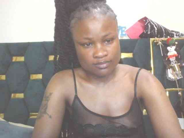 QueenIvy35 webcam