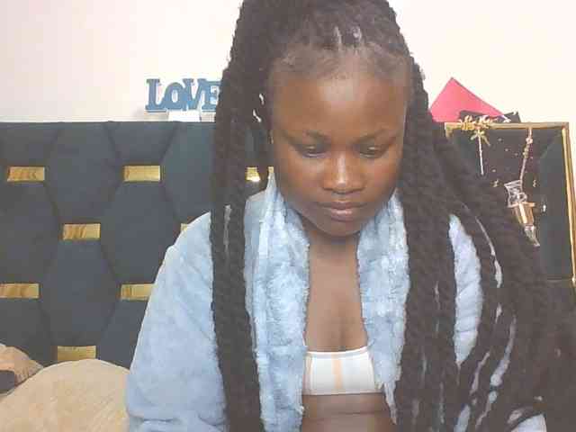 QueenIvy35 webcam