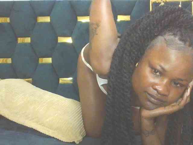 QueenIvy35 webcam