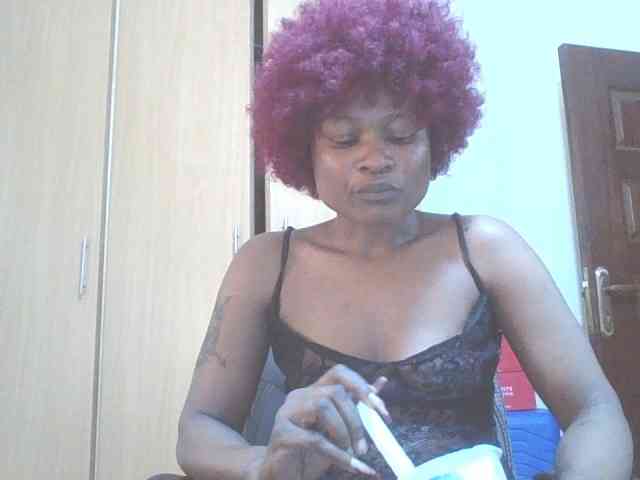 QueenIvy35 webcam