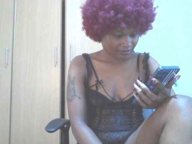 QueenIvy35 webcam
