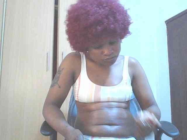 QueenIvy35 webcam