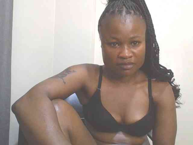 QueenIvy35 webcam
