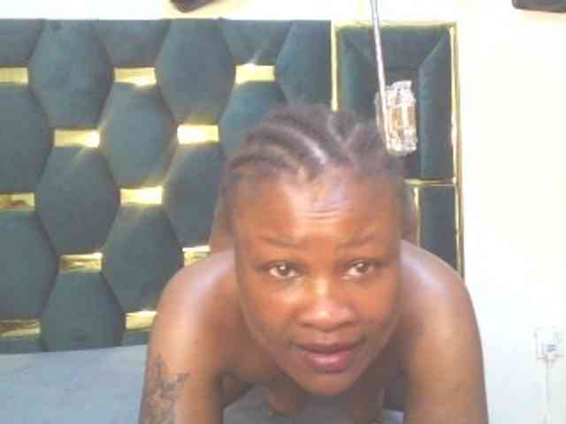 QueenIvy35 webcam