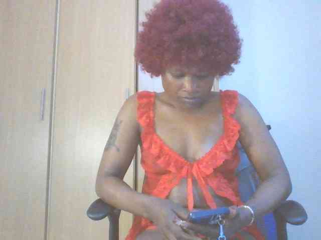 QueenIvy35 webcam