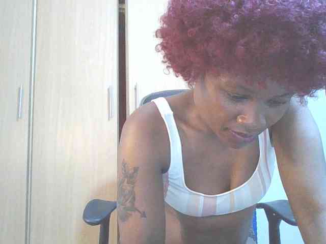 QueenIvy35 webcam