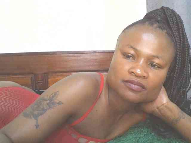 QueenIvy35 webcam