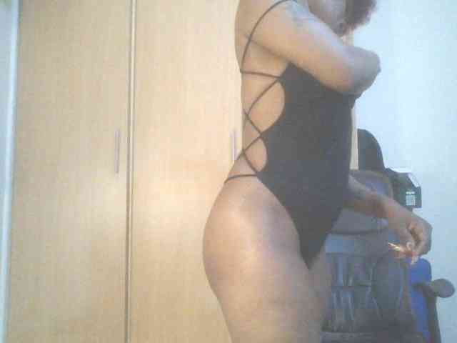 QueenIvy35 webcam