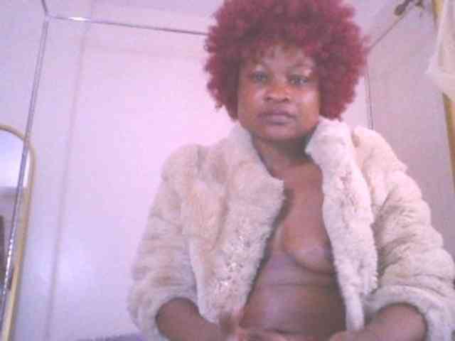 QueenIvy35 webcam