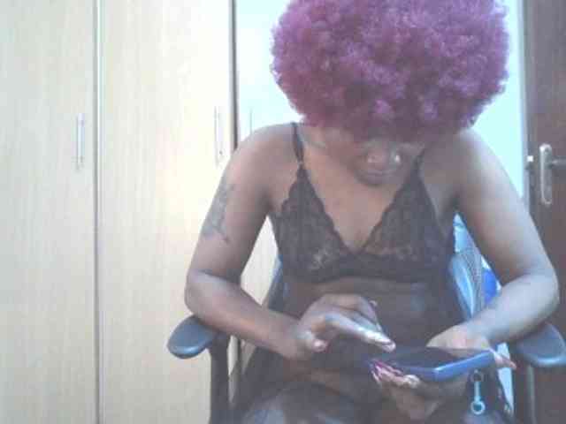 QueenIvy35 webcam