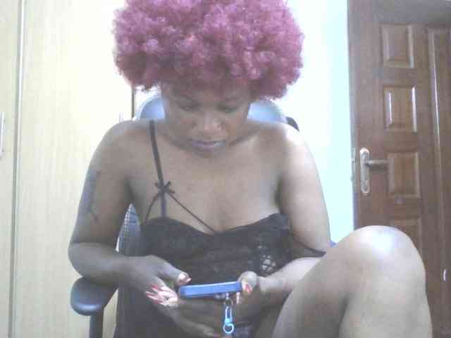 QueenIvy35 webcam