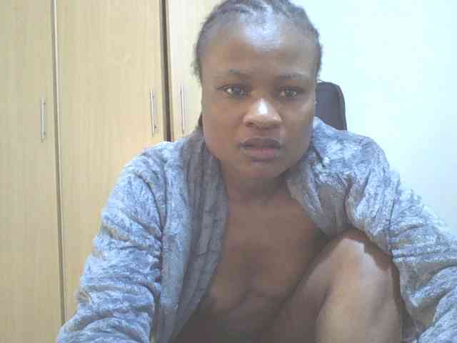 QueenIvy35 webcam