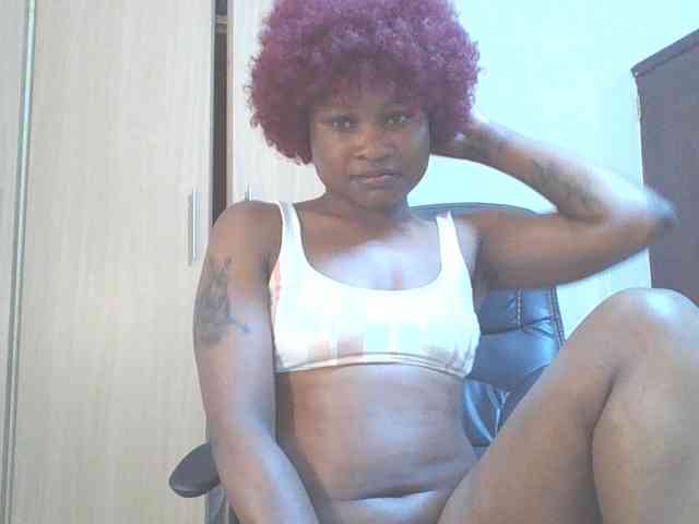QueenIvy35 webcam