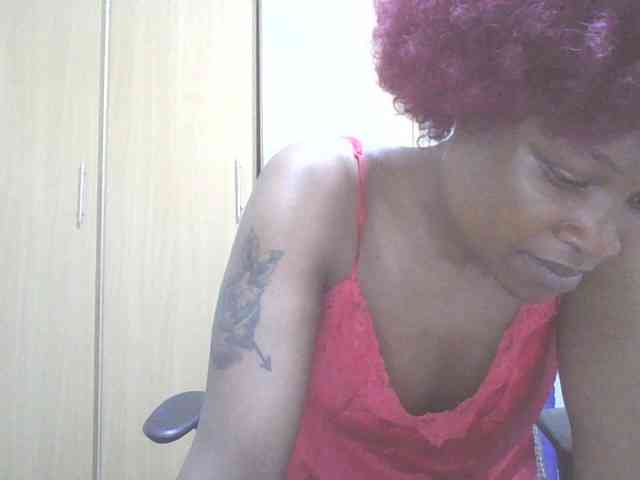 QueenIvy35 webcam