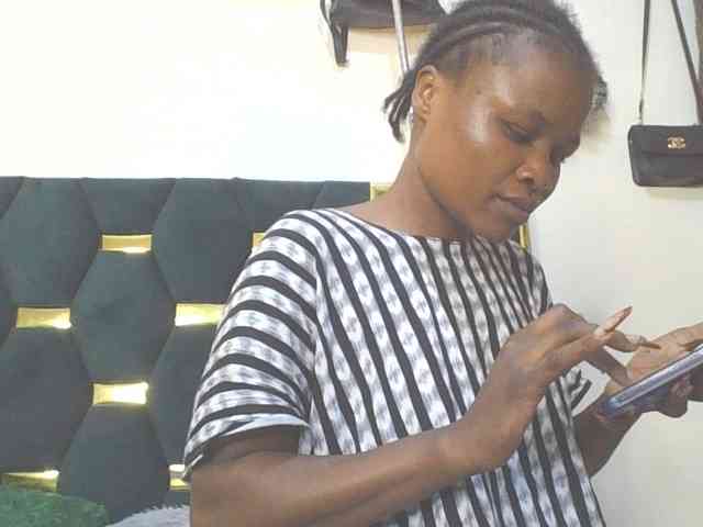 QueenIvy35 webcam