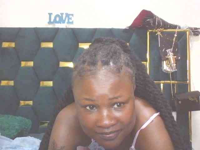 QueenIvy35 webcam
