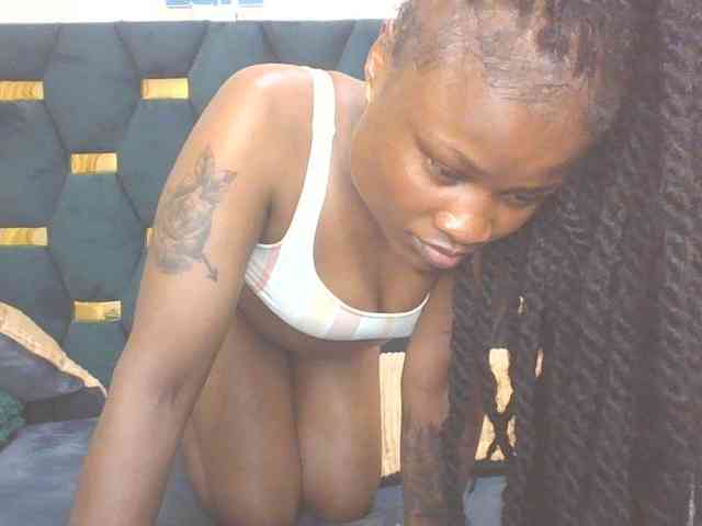 QueenIvy35 webcam