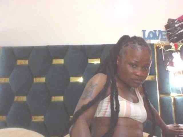 QueenIvy35 webcam