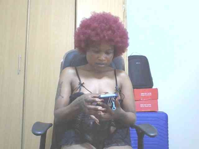QueenIvy35 webcam