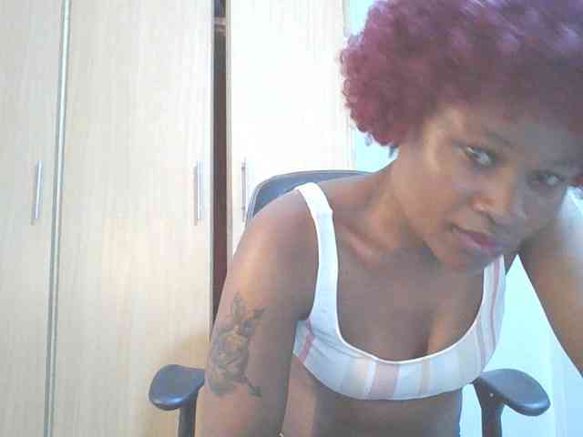 QueenIvy35 webcam